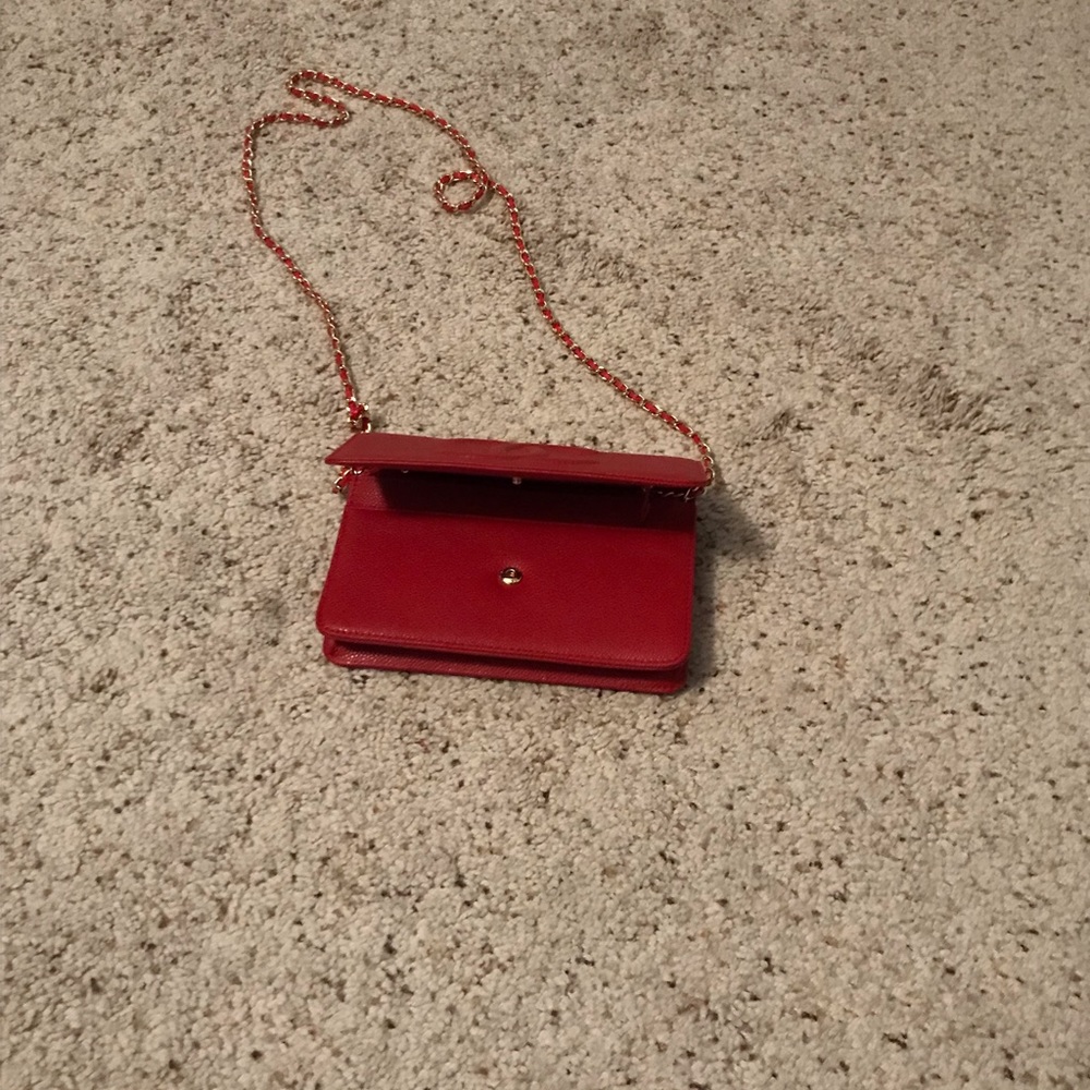 New red shoulder bag with gold chain